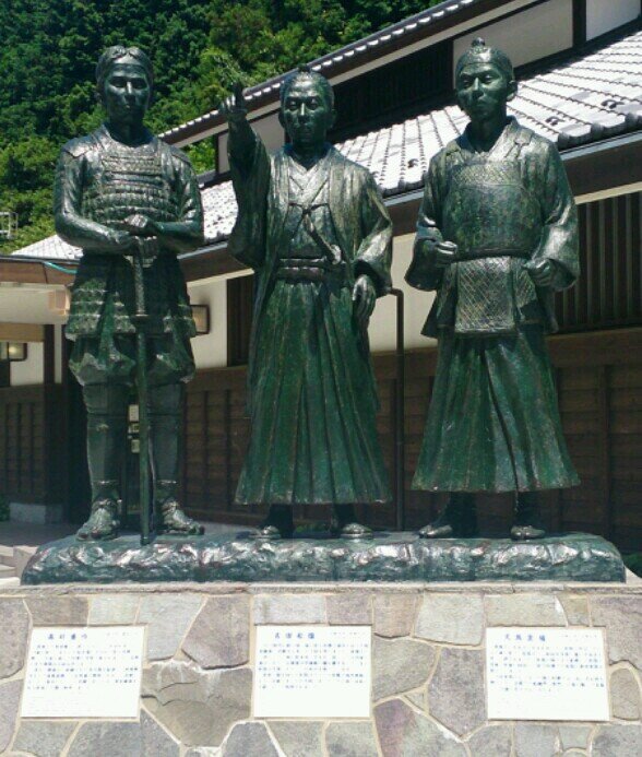 歴史,旅行,ドライブ,   食べ歩き, 歴史,  タイガース,  競馬,  アイドル, アニメ…とか好き😏
清く正しく美しく強い日本人でありたい⚡