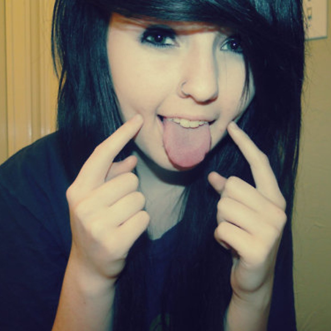 Heyy im jordan! In 16 :) your cute xD