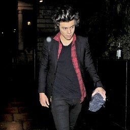 Follow the beautiful & lovely @sarsuz - she is a friend of Harry Styles and a complete sweetheart! If you retweet her tweets, maybe she will notice you more x