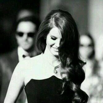 أنا ﻻ احب أنصاف الأشياء ، هُناك فقط الحب واللاحُب .
Fav