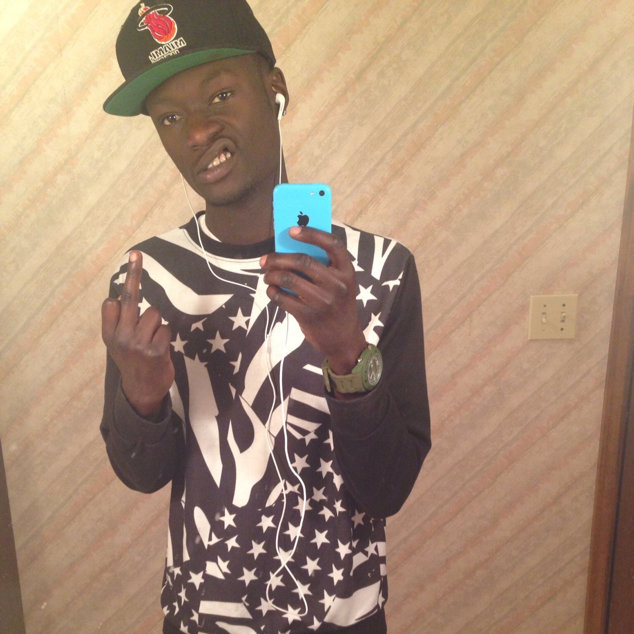 Name:isaac marcelin Nickname: lil klee Age: 22 Wat i do: job corp Love to do: hiphop music