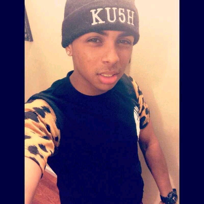 axknuzes's profile picture. 