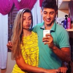 Um sorriso, um abraço apertado, uma música, estar com quem eu gosto, rir até a barriga doer...São coisas simples, mais me faz muito feliz.
