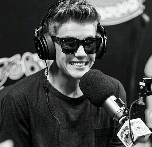 Belieber,  Arianator and Gleek 10/15/11, 10/19/10 & 11/12/13 JUSTIN LIVE♥∞ kidrauhl ♔ Dont let the pants wear you, wear the pants ♚  Instagram: @jeliebers1994