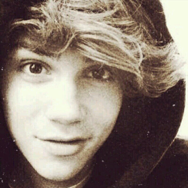 dont ever say your lonely just lay your problems on me and i'll be waiting there for you ~ JJ/4