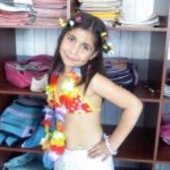 amo bailar, cantar, los animales y pasarla bien con mi familia y mis amigas, también jugar en el play y comer pizza