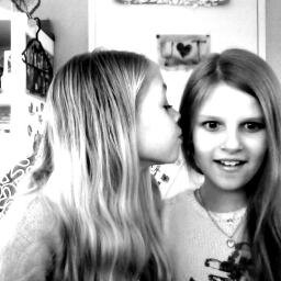 mijn bff's: Emma evi,lois,noa,ilse  mijn favoriete zangeres is: Demi Lovato.