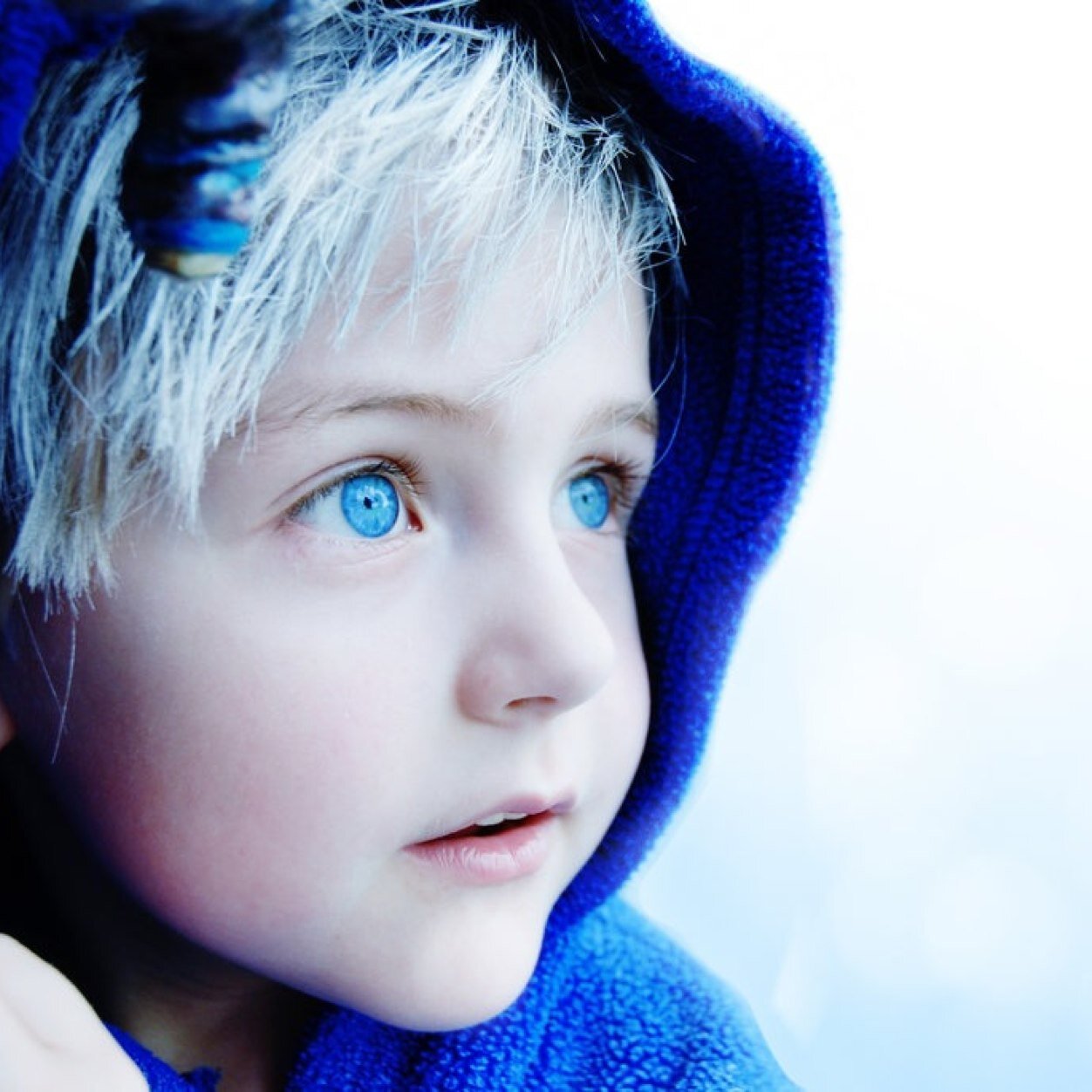 Hi, everyone. I'm Olaf. 5 years old And I like warm hugs. Let's go bring back summer. Some people are worth melting for. #OUATRP #FrozenRP
