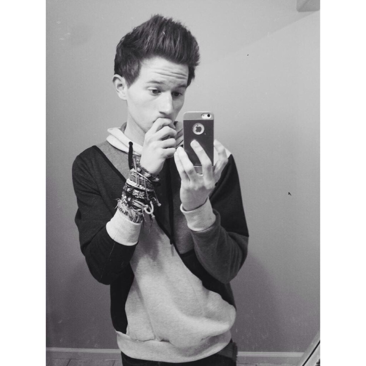 free follow from @HemmoCraic! follow me there, I follow back :))