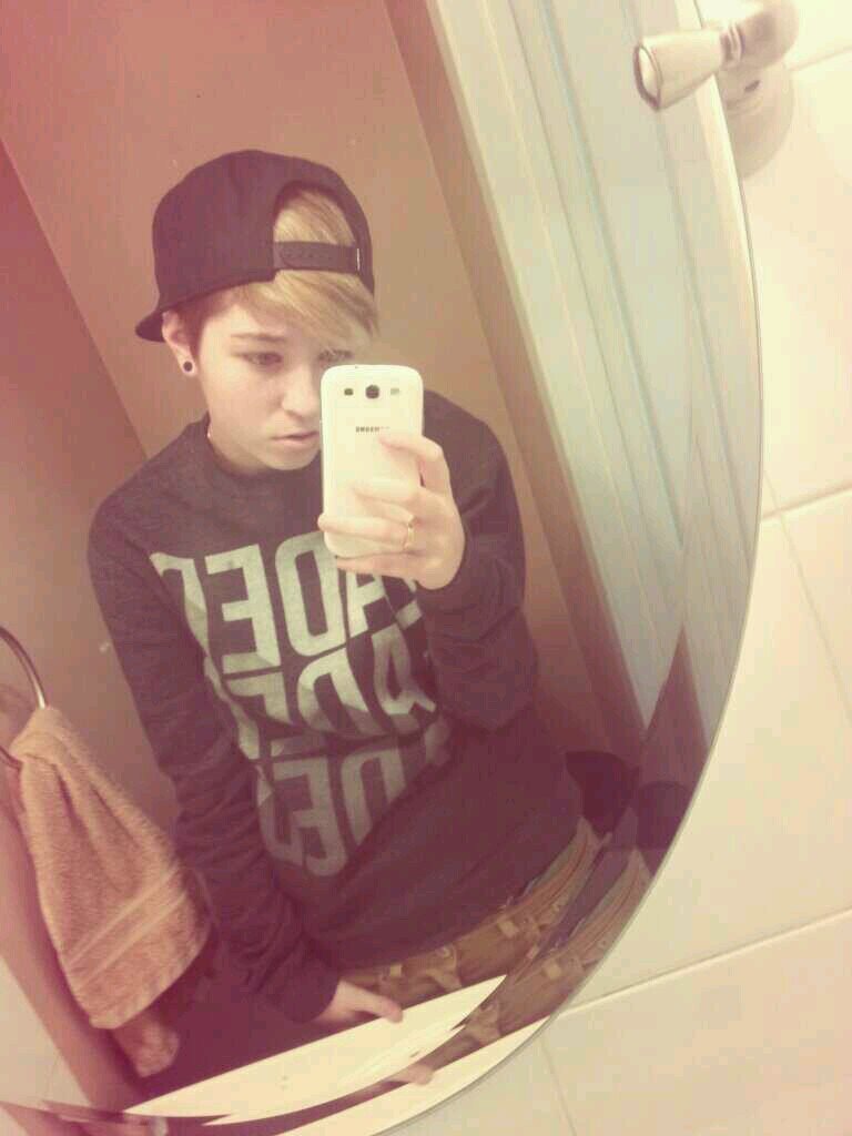 swaginmycandle's profile picture. just an average teen | gay and a huge believer in gay rights | music is my everything