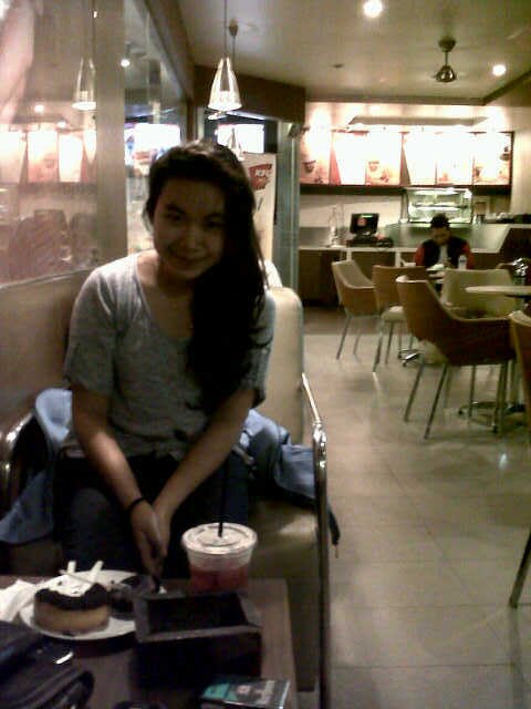 terkadang air mata adalah tanda kebahgian yg tak terucpkan dan senyum adlh tanda sakit yg mncba untuk kuat|♥@Arianyazin