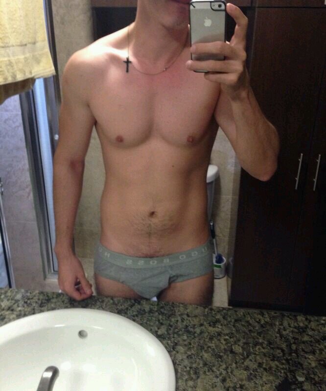 Soy un tipo versátil, con buen cuerpo y rostro, me gustan los hombres y me encanta verme como tal..