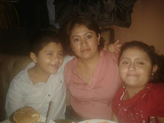 Mujer soñadorá, optimista, gusta de la buena conversacion