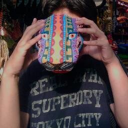 Soy buena vibra, alegre, de día estudio al universo, por la tarde soy diseñador, pero de noches soy un ninja caza fantasmas que busca la paz del vecindario.