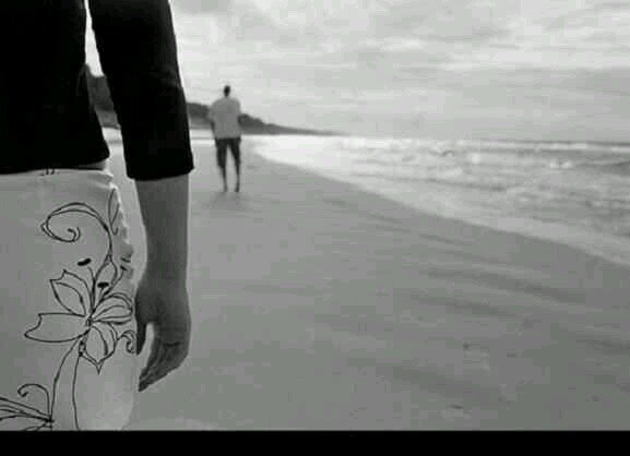 ‏ﻋﻨﺪﻣﺎ ﻳﺒﻮﺡ ﻟﻚ ﺷﺨﺺ ﻓﺎﺳﺘﻤﻊ ﺇﻟﻴﻪ ﺟﻴﺪﺍ
ﻓﻬﻮ ﺍﺧﺘﺎﺭﻙ ﺃﻧﺖ ﻣﻦ ﺑﻴﻨﻬﻢ ﺟﻤﻴﻌﺎ
ﻓﻼ‌ ﺗﺨﺬﻟﻪ ! ..