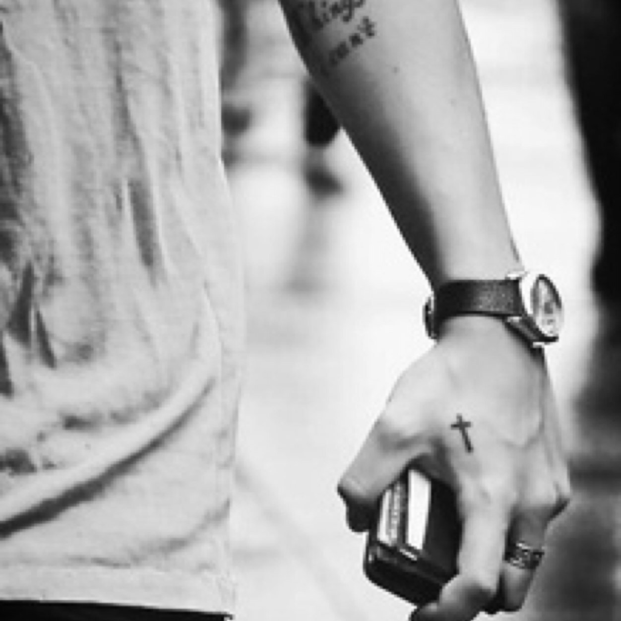 i feel like harry's hands are under appreciated so i made this account