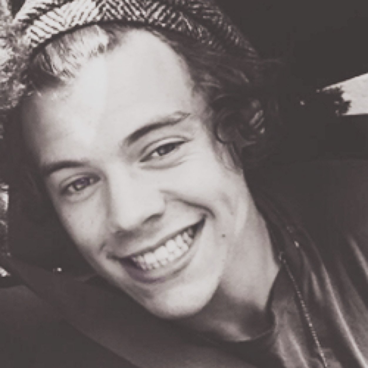hi babe follow @konichinarry for me please. follow her so i dont have to unfollow you :) ☕