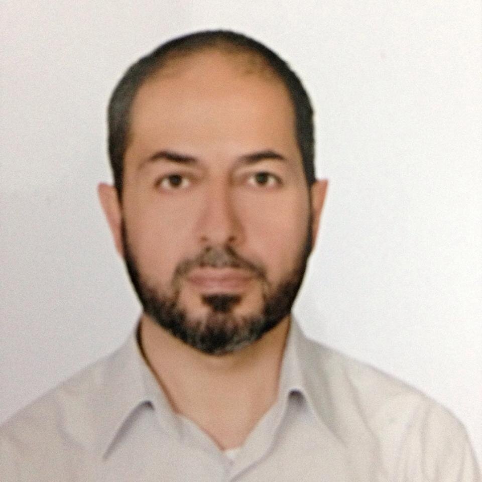 مواليد درعا نوى 1968 خريج هندسة معمارية جامعة دمشق وجامعة الازهر شريعة اسلامية خطيب في مساجد درعا ونوى منذ عام 1994 له العديد من الابحاث في الفكر الاسلامي.