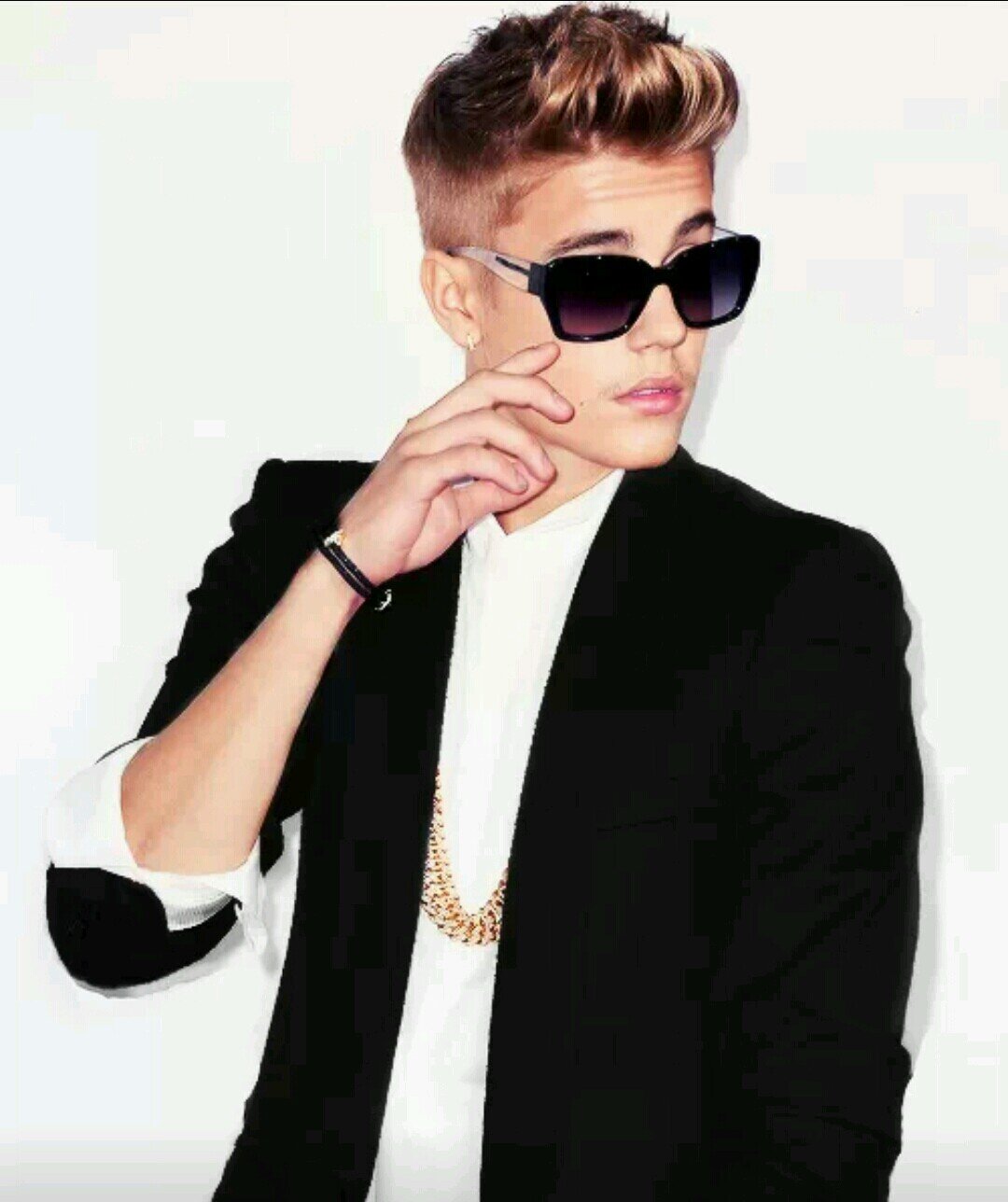 i m a BELIEBER !! & i love one direction too !!
i wish they both would notice me !!
@justinbieber please follow me.