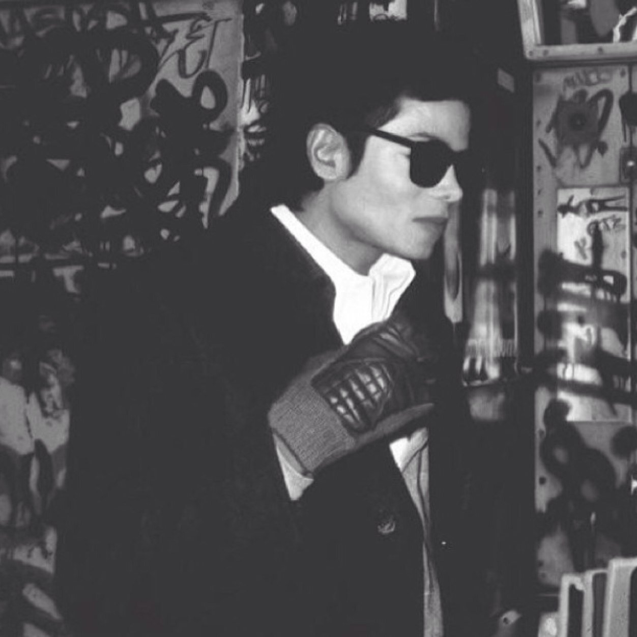 proud moonwalker. michael means the world to me, he's everything and i love him.