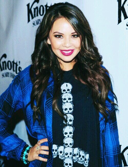 Follow @pllfanfrench, et je te follow direct ! ;)
