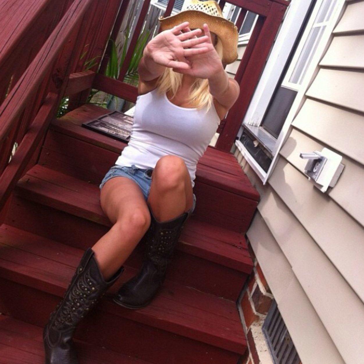 Blonde hair blue eyed Texan, currently residing in Virginia, avi is me. ✌️future police officer 
Kik: Texashotmess
