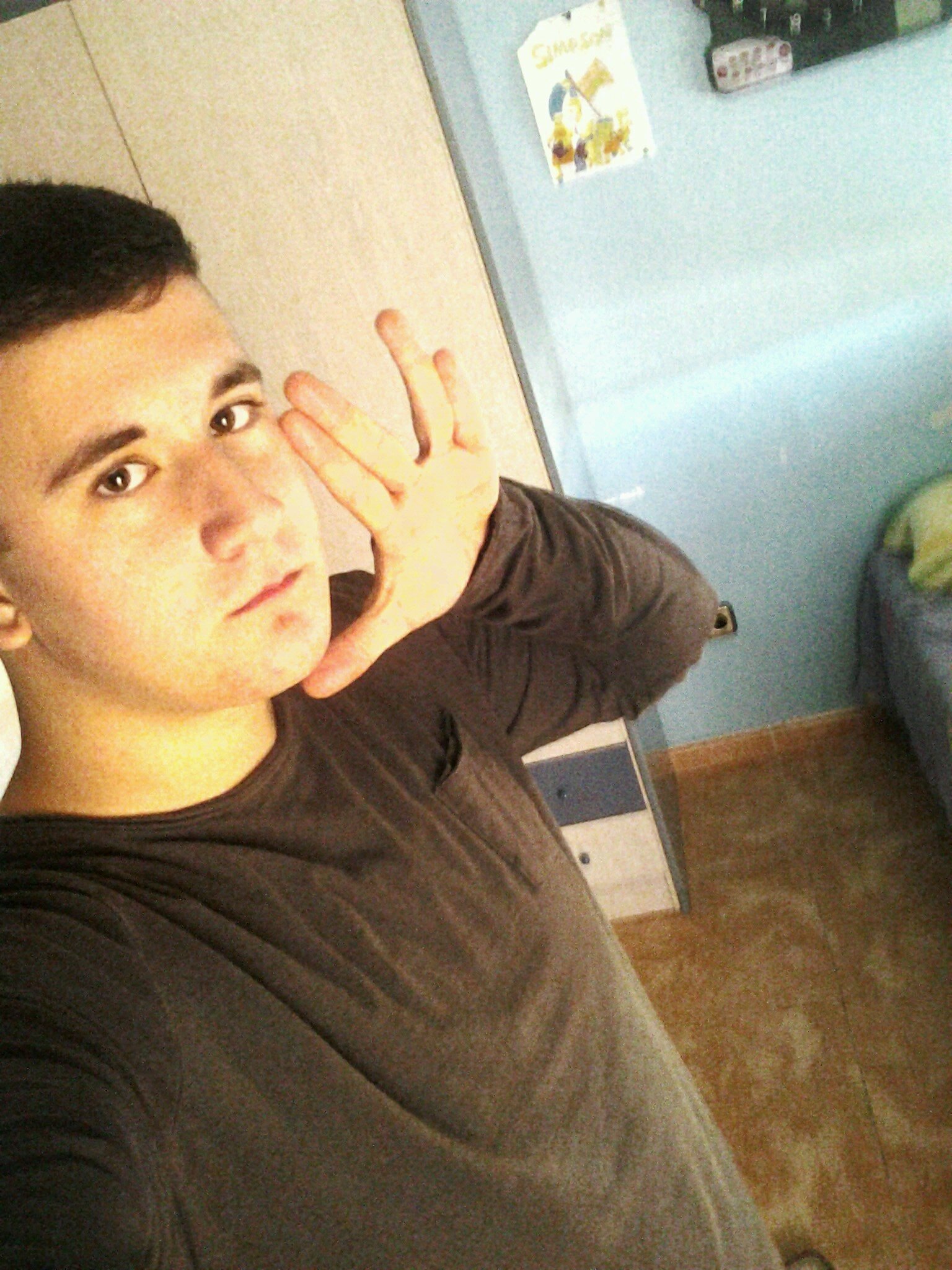 soy amable,asociable,me gusta escuchar musica,jugar al futbol,voi al instituto y amo lqsa.
