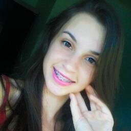 Libriana; 17 anos; amante de lasanha, animais e chocolate. Acho o @TomateOfficial o mais perfeito desse mundo.