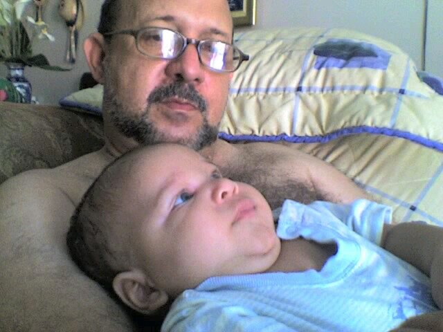 Soy padres de tres hijos y tengo tres hermosos nietos y una esposa ejemplar , le doy gracias a Dios por tener a mi madre y recordar a mi padre !