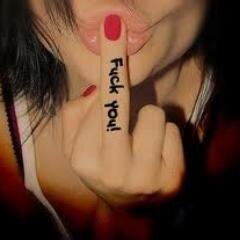 Soy una chica Simpática... Contestona y mal hablada...Pero buena chica ~ De bajones y subidas, de la cima a la caída.De eso trata nuestra vida.~