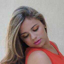 Sou sincera ,romantica , gosto de praia e de fazer compras