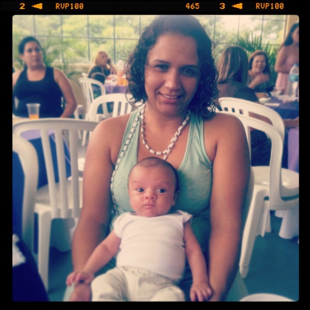 Sou uma mulher que busca agradar a Deus em primeiro lugar, e apaixonada pelo meu maridão,e meus filhos...o resto é detalhe..