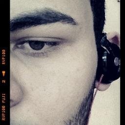 Sou apens um cara que busca viver firme na sua fé, e encontrar a felicidade atrás dos montes...
