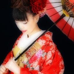 台湾桃園出身、日本群馬県在住。2010年国際結婚。日本語能力試験N1/日本語漢字検定試験準1級/実用英語技能検定2級/中国語検定試験準1級/書道6段/硬筆書写技能検定2級、毛筆書写技能検定2級。