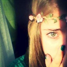 Now my life is sweet like cinnamon 
Like a fucking dream I'm living in 
Baby, love me cause I'm playing on the radio.