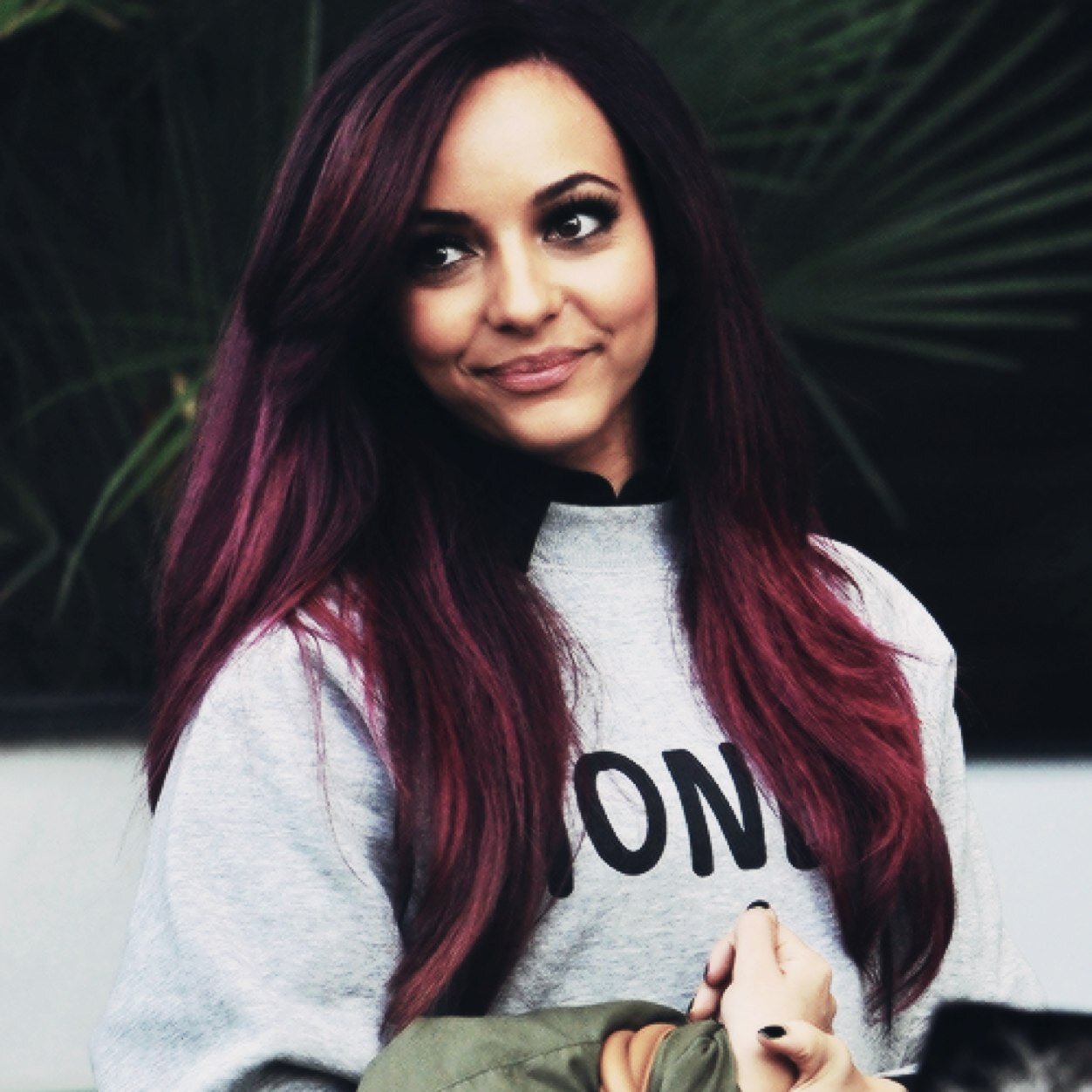 I smile waayy too much.. I'm kinda weird.. I like bands.. I spend too much time on netflix and on the internet.  1/51D. 3/5 Janoskians.