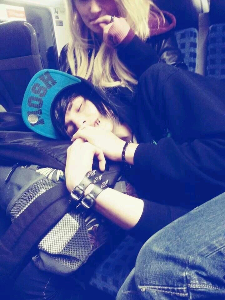 Micha-Leo Bieber // 21 jahre // vergeben// unicorn PENIS// BFF @Lulu_Butterkeks °^°