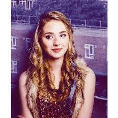 Con el cura Finnick hemos decidido traer el bien a Pamen. Amo los paisajes y las flores :3 Soy la carismática chica del distrito 12, según Katniss.  #CFM