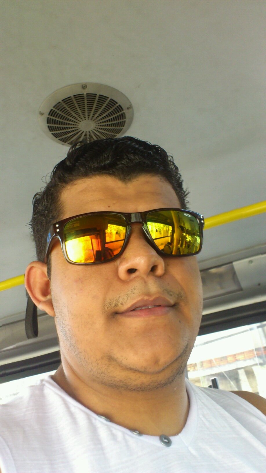 alegre amigo e muito simpático.....