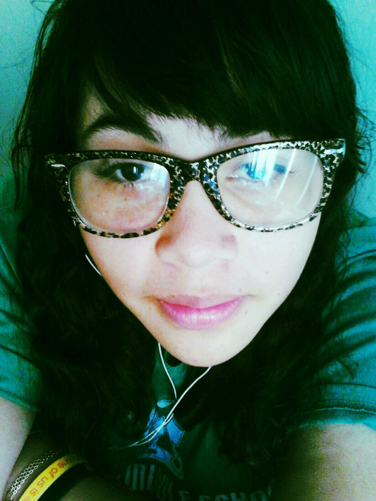 like to draw,love everyone and everything around me..thankful for what I have:);)