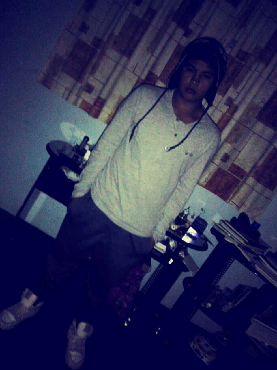 Música, Lápiz, papel, café y una mañana fría es un dia perfecto. mi familia se resume en R L, http://t.co/dqc3ETbUuQ ♥
