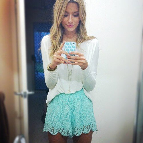 2 things a girl wants: 1) Lose weight. 2) Eat.