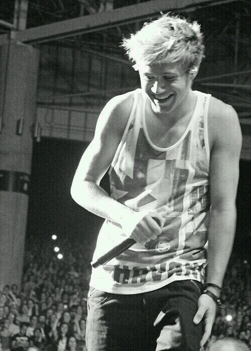 @oceanviewniall gave you this free follow so follow her please!!