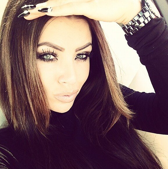 Keep a girl you have to: 1) Keep your promises. 2) Be romantic no matter what. 3) Be honest with her 100% of the time.