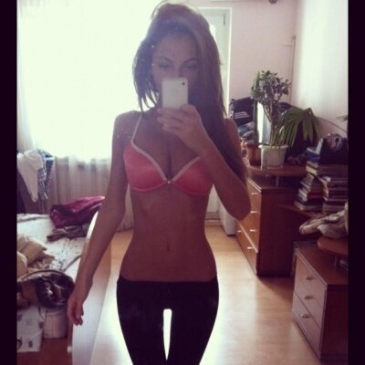 LettieMentz's profile picture. Small things that mean a lot: Cute texts, tight hugs, long replies, holding hands, remembering the little things, & kisses on the forehead.