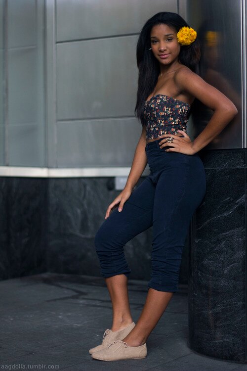 PenniWeldon's profile picture. Small things that mean a lot: Cute texts, tight hugs, long replies, holding hands, remembering the little things, & kisses on the forehead.