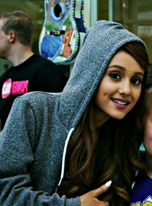 Follow if you love @ArianaGrande omw 2.000!