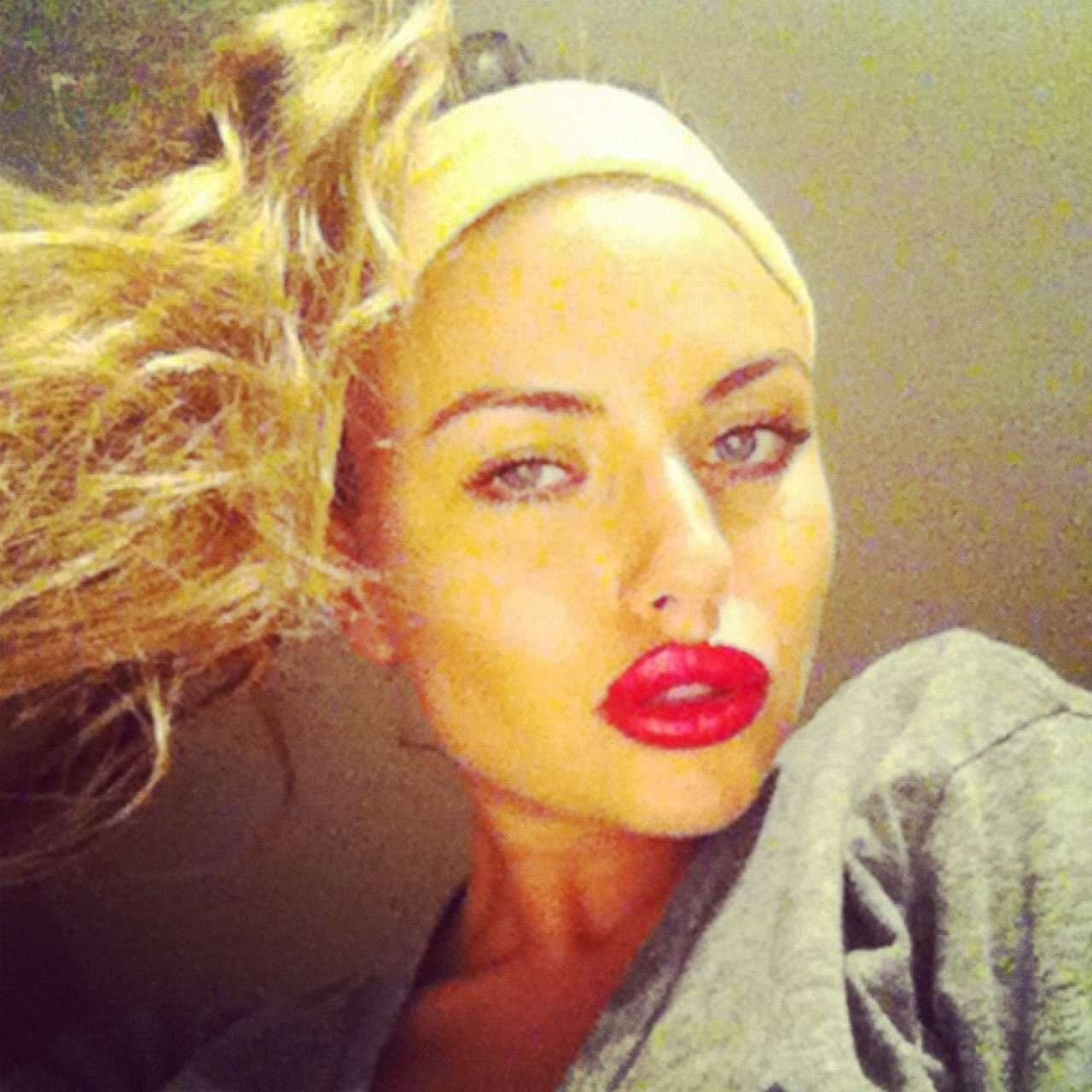 RorieBarmby's profile picture. It's hard to tell your mind to stop loving someone when your heart still does.