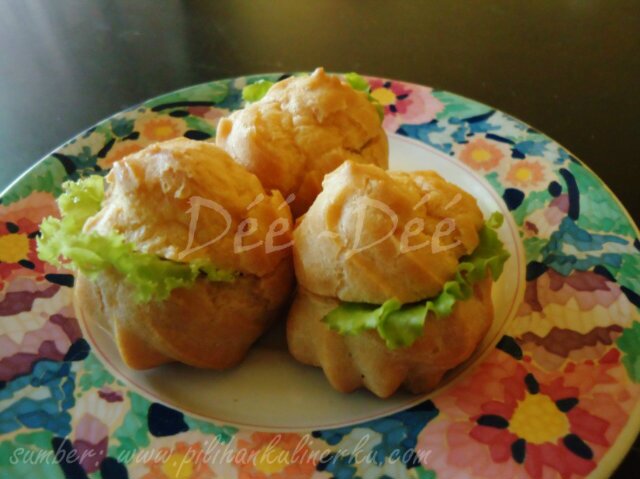 Menerima pesanan berbagai macam snack, cake, & catering. Lokasi: Jl PB Sudirman No 5 Blitar. Follow ig: deedee.snack for more pictures. See u ;)