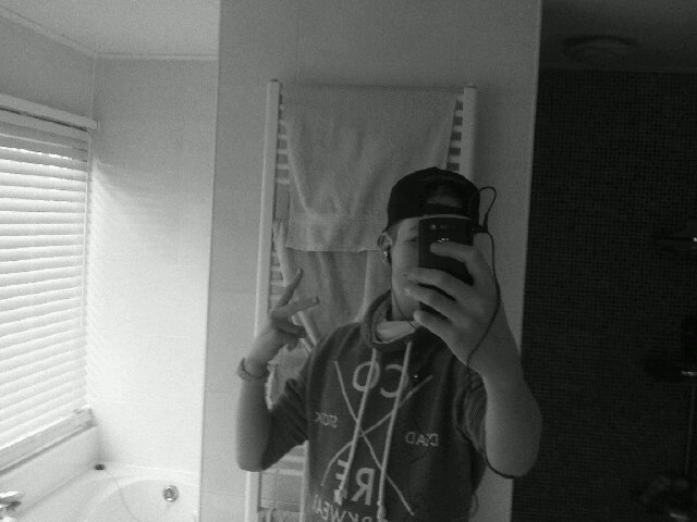 ♥ 14 / Bhs 3F / voetbal Udiros / wapp Dm maar / music on / live in the big NH / heros eminem 2 Chainz en ronaldo #cr7  ! ♥